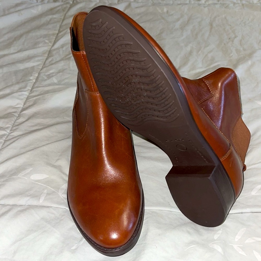 Geox rich brown zip up leather booties NWOB